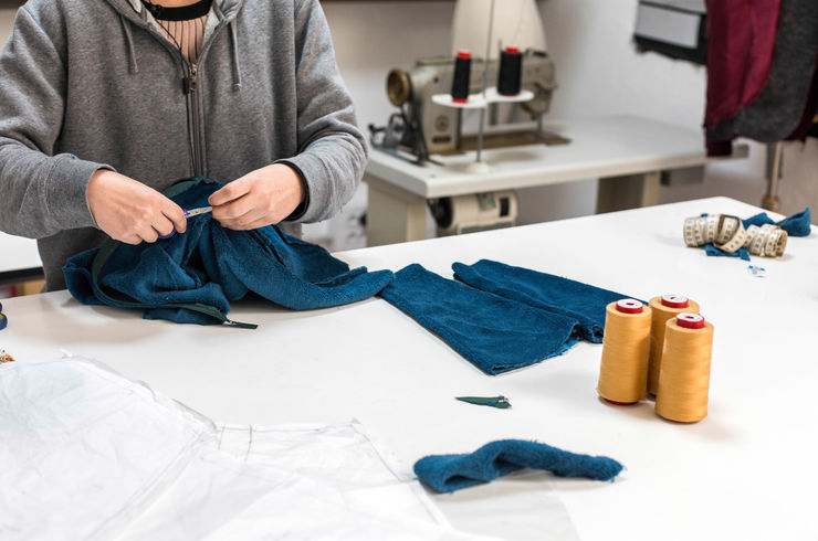 検品をしている人